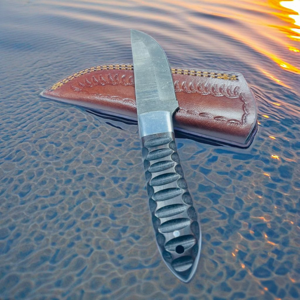 Obsidian Tide: Handcrafted Damascus Blade with Ergonomic Resin Grip