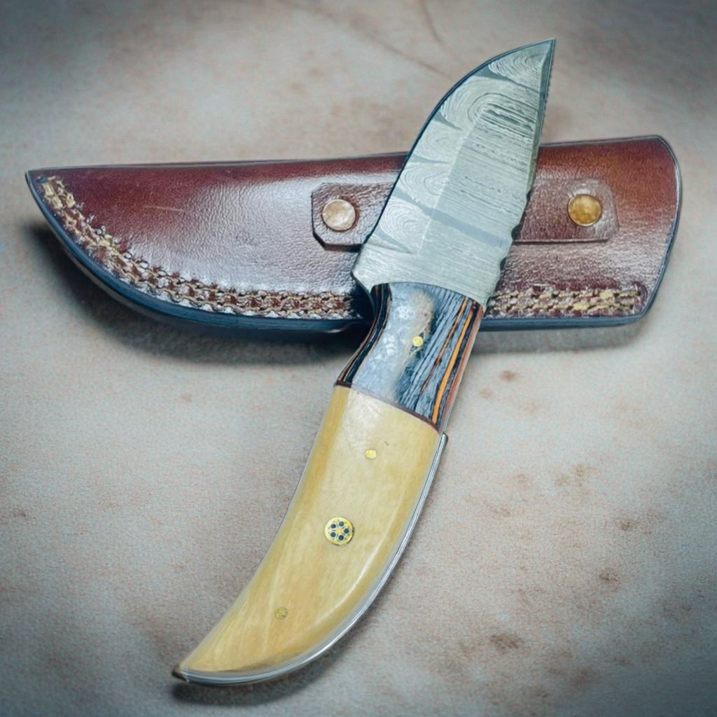 Luxe Crescent: Custom Damascus Steel Knife with Curved Wood Handle